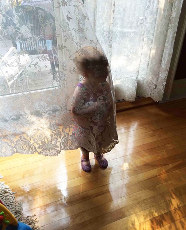  شقاوة اطفال Kids-bad-at-hide-and-seek-lace-curtains
