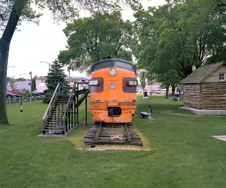 train-orange