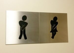 28 People Share The Coolest Bathroom Signs They’ve Seen