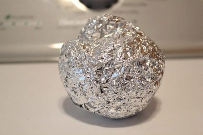 https://www.awesomeinventions.com/wp-content/uploads/2017/08/Aluminum-Foil-Life-Hacks-remove-static-electricity.jpg