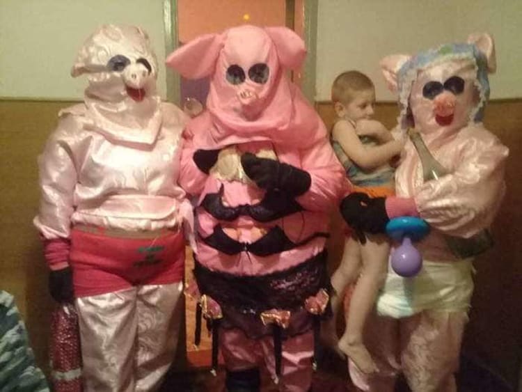 creepy-pig-costumes-people-who-epically-failed