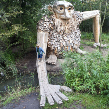 Artist Creates Wooden Sculptures In Copenhagen Forests Depicting Giants ...