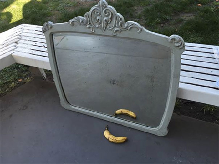 people-trying-to-sell-mirrors-banana.jpg