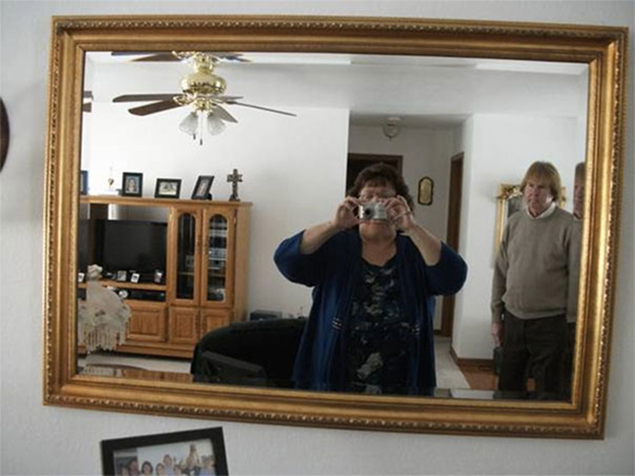 people-trying-to-sell-mirrors-photobomber.jpg